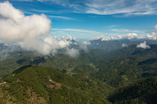 Drone aéreo de laderas de montaña cubiertas de selva tropical y selva Vista desde arriba Filipinas