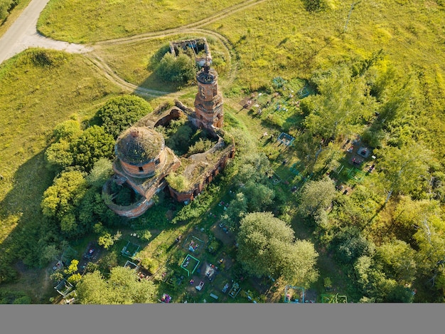 Drone aéreo vista antigua iglesia en ruinas y cementerio en el campo