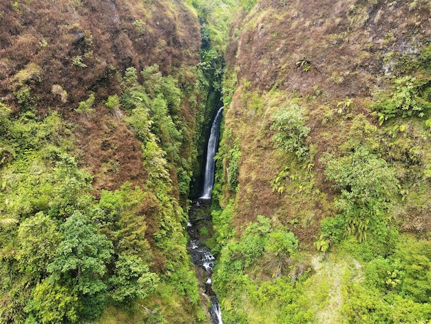 Drone aéreo vista belo panorama da cachoeira