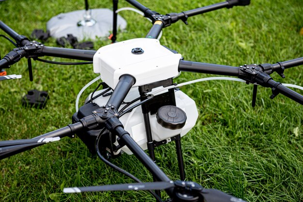 Drone de agricultura profesional en el campo verde