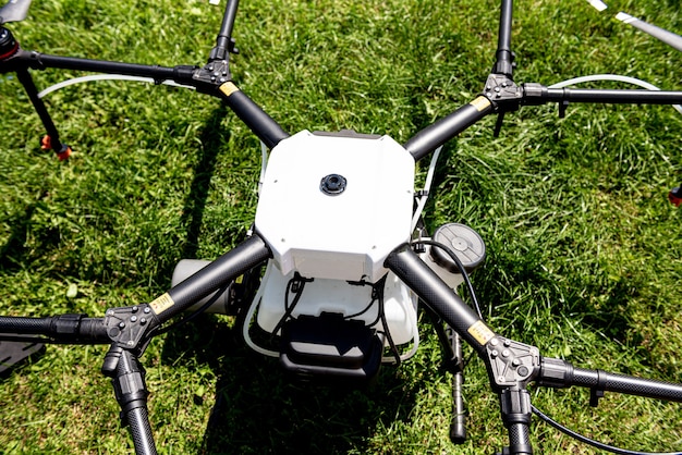 Drone de agricultura profesional en el campo verde