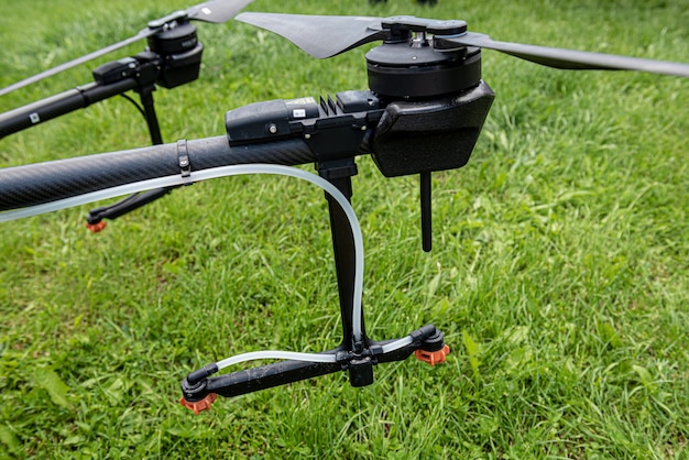 Drone de agricultura profesional en el campo verde