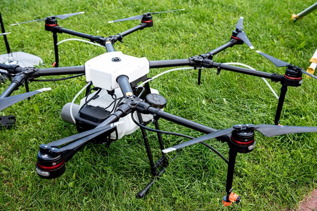 Drone de agricultura profesional en el campo verde