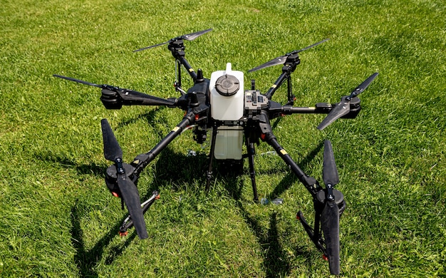 Drone de agricultura profesional en el campo verde