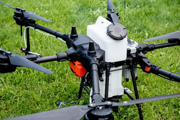 Drone de agricultura profesional en el campo verde