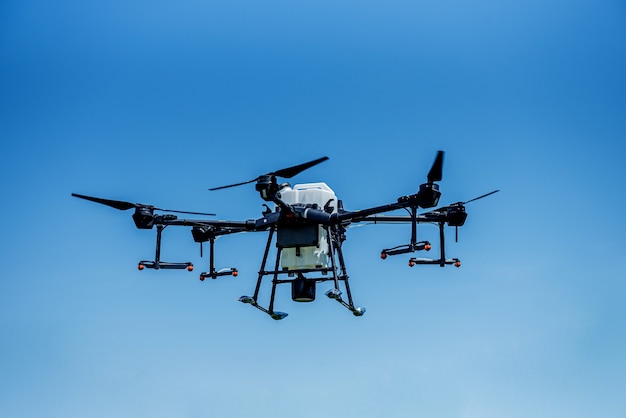 Drone de agricultura profesional volando en el cielo azul