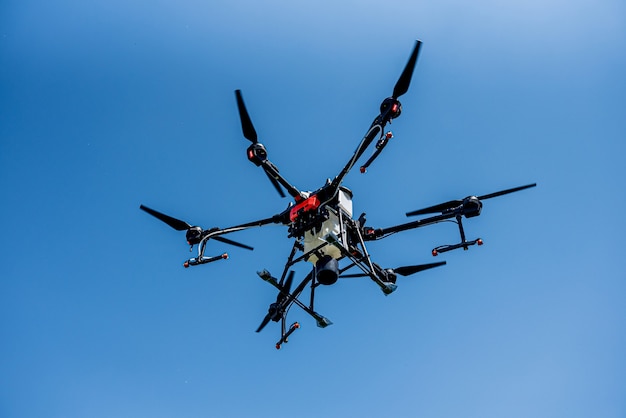 Drone de agricultura profesional volando en el cielo azul