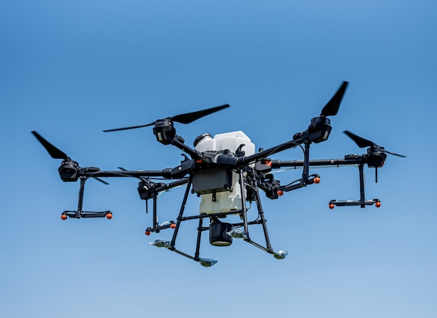 Drone de agricultura profesional volando en el cielo azul