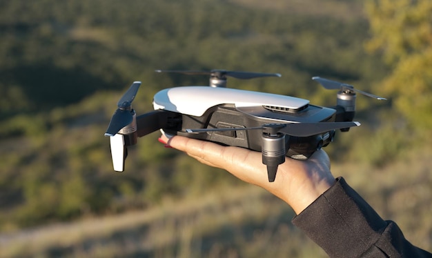 Drone aterrizando en una mano de mujer