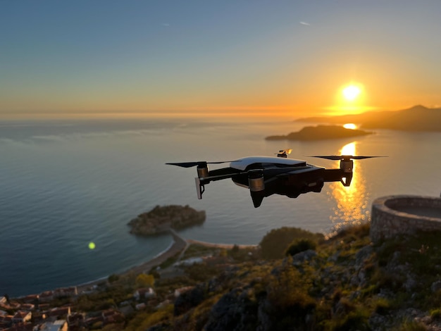Foto drone atira na ilha de sveti stefan ao pôr do sol