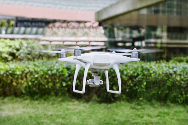 Drone blanco volando en el aire