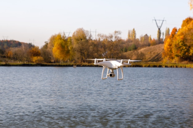 Drone con cámara digital, río de desenfoque de fondo