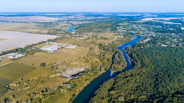 Drone con una cámara, hermoso río pequeño de verano desde una altura