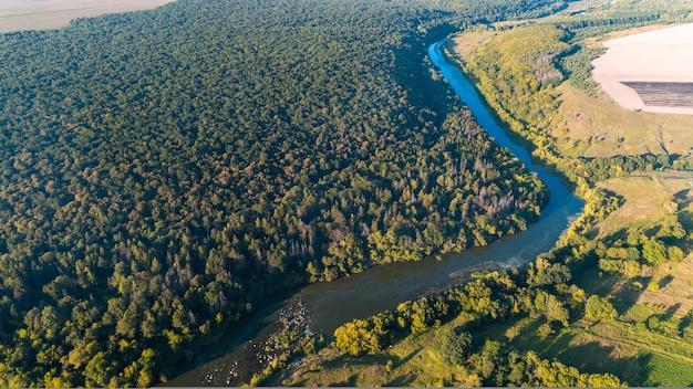 Drone con una cámara hermoso río pequeño de verano desde una altura