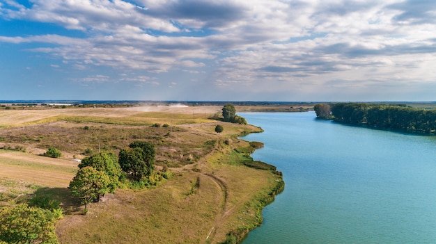 Drone con una cámara, hermoso río pequeño verano desde una altura