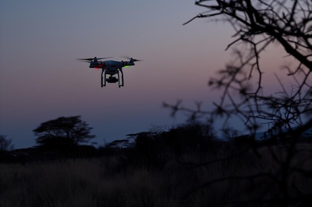 Drone con cámara infrarroja volando al anochecer rastreando especies nocturnas