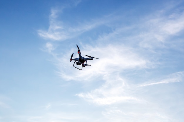 Drone en el cielo azul.