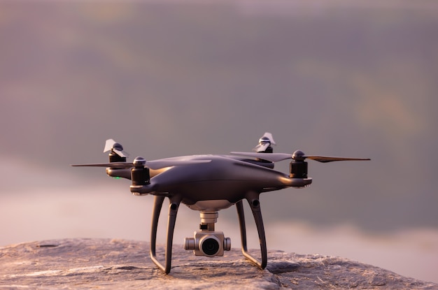 Drone colocado em pedra com fundo desfocado