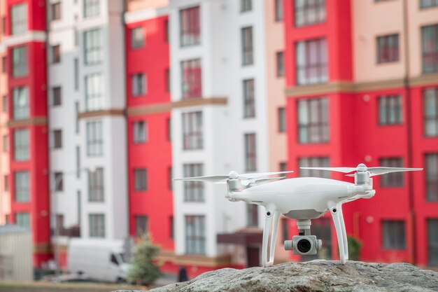 Drone com câmera voando no canteiro de obras