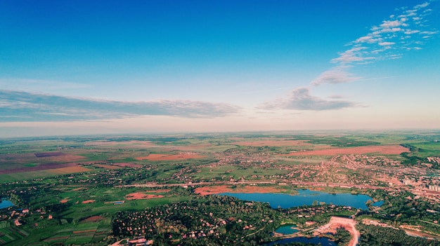 Foto drone com uma câmera, lindo rio pequeno verão de uma altura