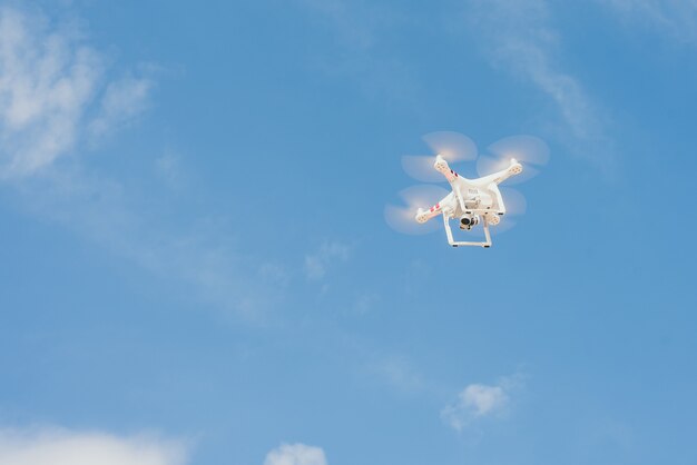 Drone contra el cielo azul