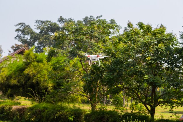 Foto drone de quadrocopter com câmera voando