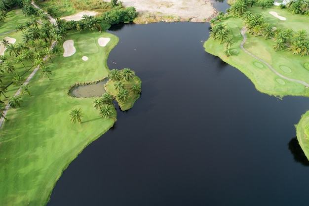 Drone de vista aérea Tiro de cima para baixo do belo campo de golfe verde Vista de alto ângulo em um dia ensolarado de verão Vista incrível.