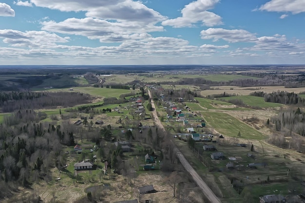 Drone de vista superior do campo do início da primavera, voo de paisagem abstrata