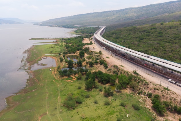 Drone disparó vista aérea del paisaje de los peajes de la autopista en construcción cerca del gran río natural