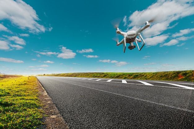 Drone e transporte. drone com câmera controla as condições da estrada da estrada