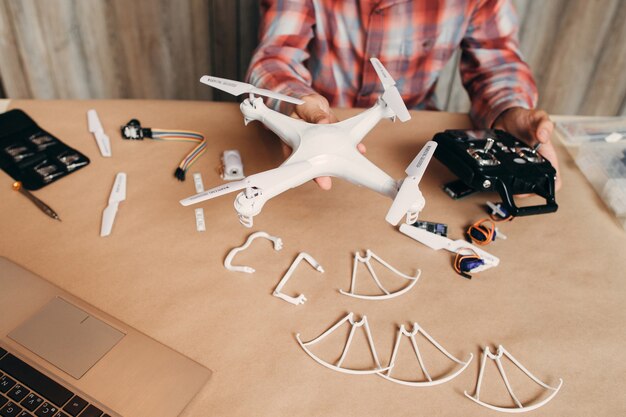 Drone ensamblado en manos masculinas