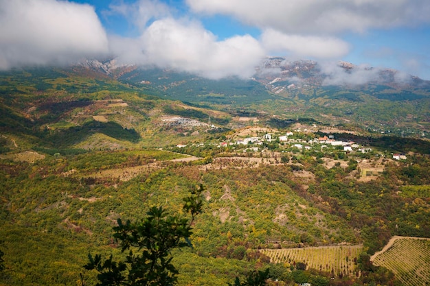 Drone foto paisagem montanhosa com cidades