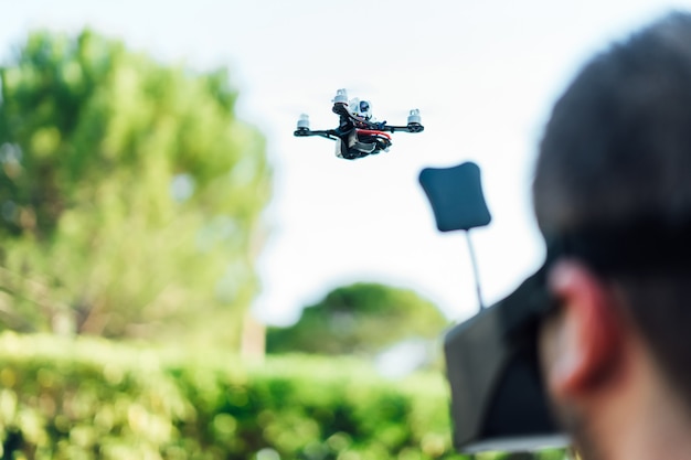 Drone con gafas fpv conducido por un joven