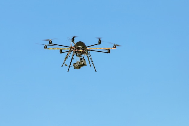 Drone industrial con una cámara de video con cielo azul