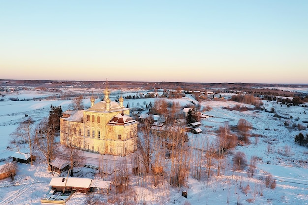 drone de invierno de la iglesia, ver el templo al aire libre vacaciones de navidad