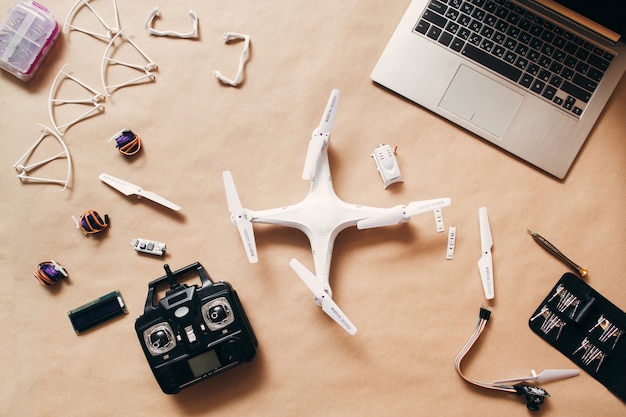 Drone con mando a distancia y portátil