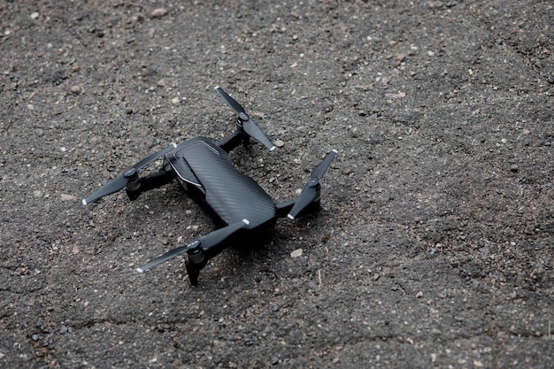 Drone negro sobre asfalto