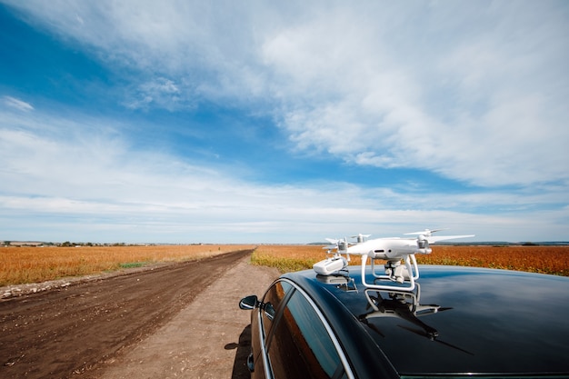 Drone no teto do carro