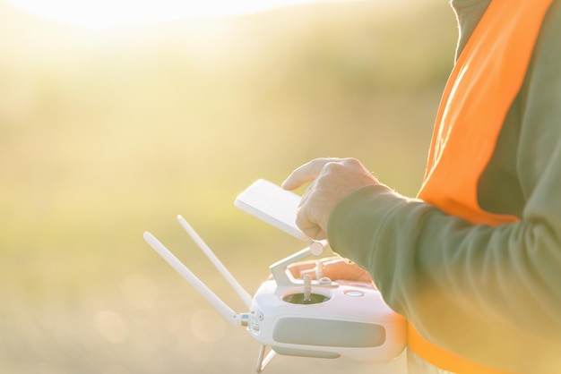 Drone operado por trabajador de la construcción en el sitio de construcción usa pantalla táctil