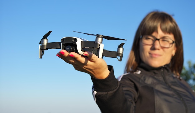 Drone en la palma de una mujer