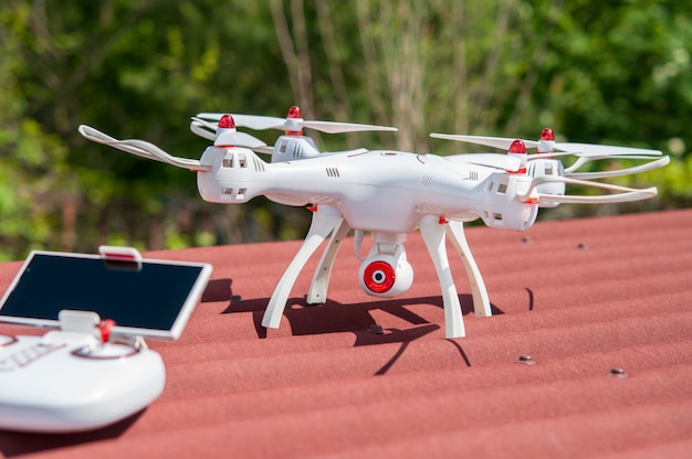 El drone con el panel de control en el techo.