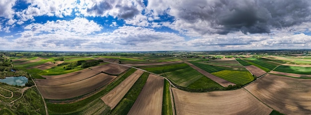 Drone Panorama sobre a paisagem agrícola na primavera na Polônia