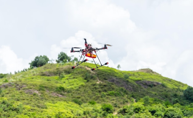 Drone profissional com gps fazendo um passeio