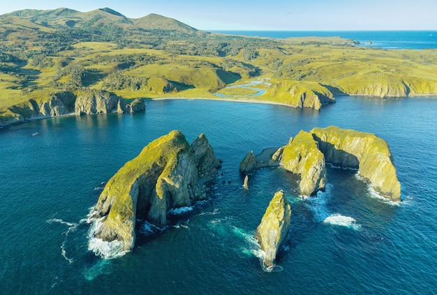 Drone punto de vista de una bahía sin nombre en la isla de Shikotan, Islas Kuriles.