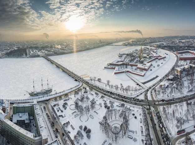 Drone punto de vista de invierno san petersburgo al atardecer congelado río neva vapor sobre la ciudad de peter y pa...