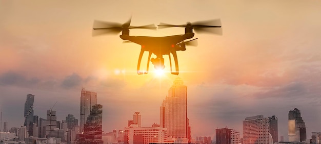 Drone quad copter con cámara digital de alta resolución en el cielo montaña y fondo de la ciudad