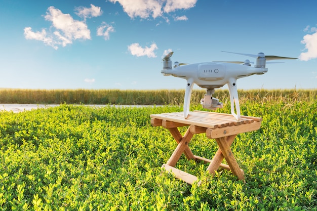 Drone quad copter en campo de maíz verde