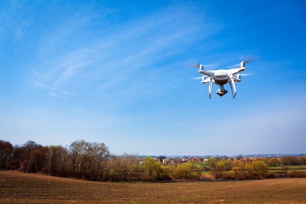 Drone quad copter en campo de maíz verde