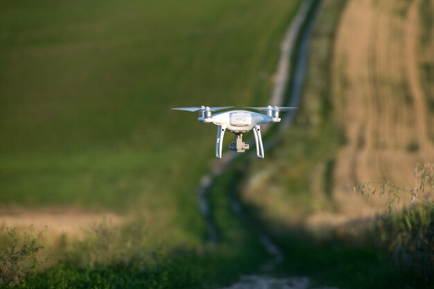 Alta tecnologia de drone de helicóptero para tirar uma foto em vista aérea  superior, voando no céu por controle remoto, inovação de robô de aeronave  profissional