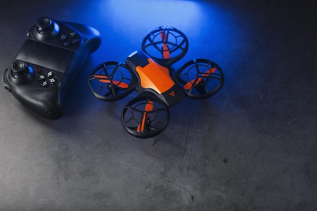 Foto drone quadricóptero com controle de joystick e azul